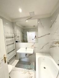 Byt k pronájmu 3+kk s vybavením, koupelna