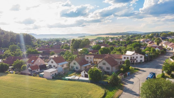 dron-pohled-na-hjaromerice.jpg