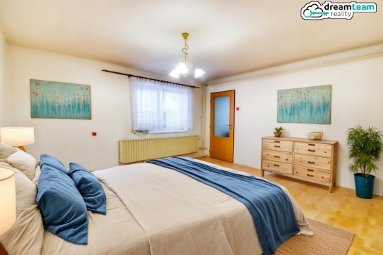 Prostorná ložnice s vybavením