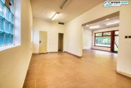 Zadní prostor s WC a samostatným vstupem