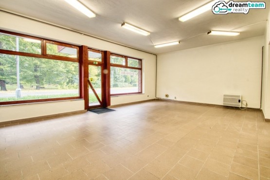 Hlavní prostor s výlohou do ulice