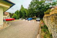 11 parkovacích míst