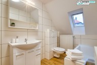 Prostorná koupelna s vanou