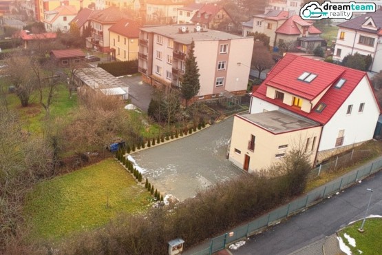 Pohled na dům a zahdradu