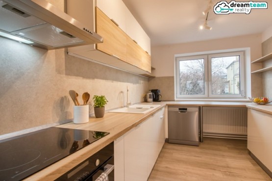 Kuchyně ve tvaru U se spotřebiči