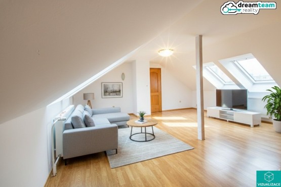 Podkrovní obývací pokoj nebo grandiózní ložnice