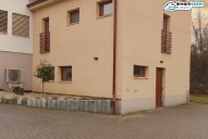 Samostatný vchod do bytu 3+1 z parkoviště