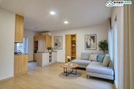 Obývací pokoj s kuchyní a spoustou světla ze dvou stran