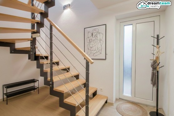 Vstupní zádveří a schody do horního patra