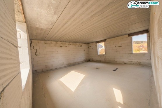 spacious ložnice a dobré přirozeně osvětlení_2