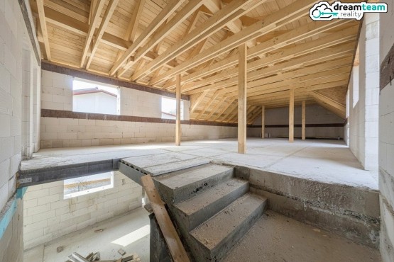 světlý interiér s potenciálem a dobré přirozeně osvětlení