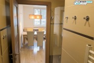 prostorný obývací pokoj s dřevěnými podlahy moderně zařízený