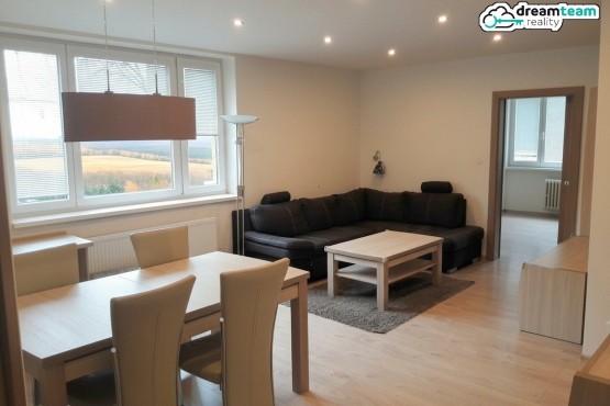 prostorný obývací pokoj s velkými okny