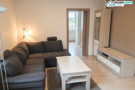 prostorný obývací pokoj s dřevěnými podlahy