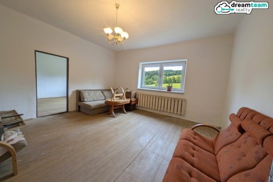 prostorný obývací s výhledem na východ