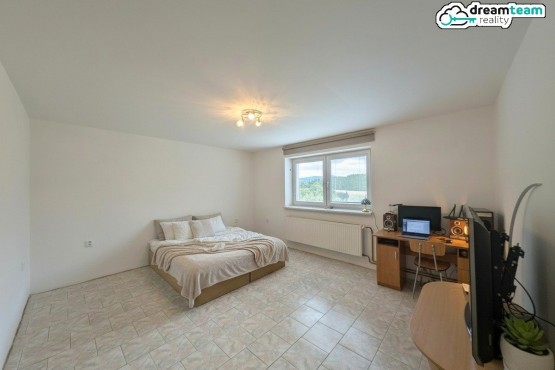 Nadstandardně prostorná ložnice takto vypadá dnes