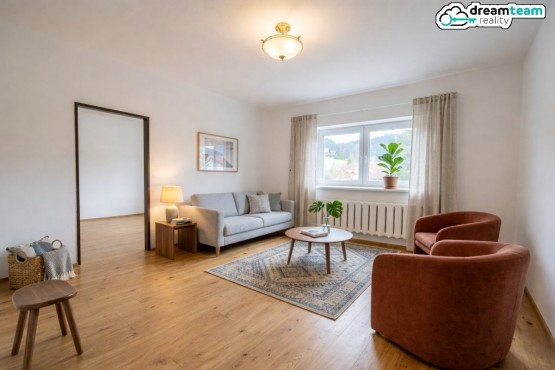 prostorný obývací s výhledem na východ s novým nábytkem