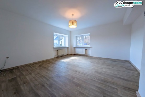 Obývací pokoj s okny na jih a západ