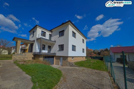 Prostorný dvoupodlažní dům 