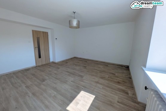 Prostorný obývací pokoj se 2 okny v přízemí