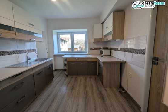 Kuchyně s myčkou , troubou a elektrickou varnou deskou