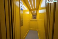 Prostorný výtah vás doveze do 3. patra