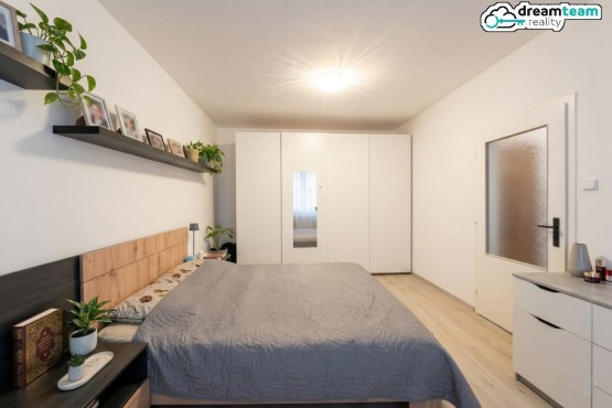 Klidná ložnice orientovaná do klidové zóny