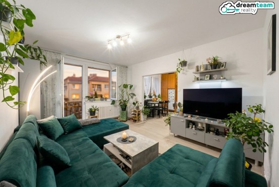 Prostorný obývací pokoj s výstupem na velkou lodžii