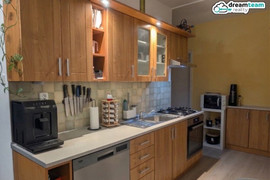 Standardně vybavená kuchyně s myčkou