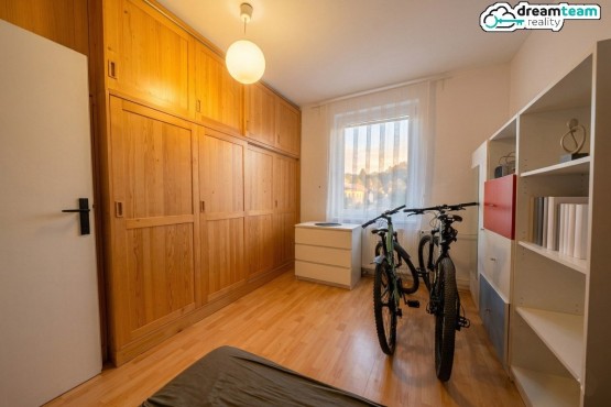 Dětský pokoj v barvě dřeva