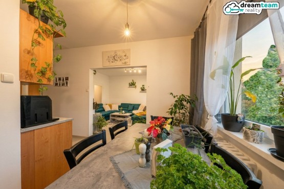 Propojená kuchyně s jídelnou a obývacím pokojem