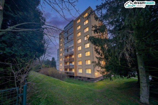 Zelená plocha za domem kam máte výhled z balkónu