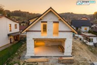 Čelní pohled na dům s HS portálem