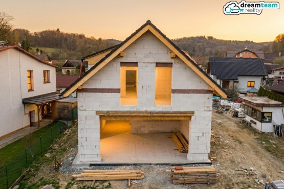 Čelní pohled na dům s HS portálem