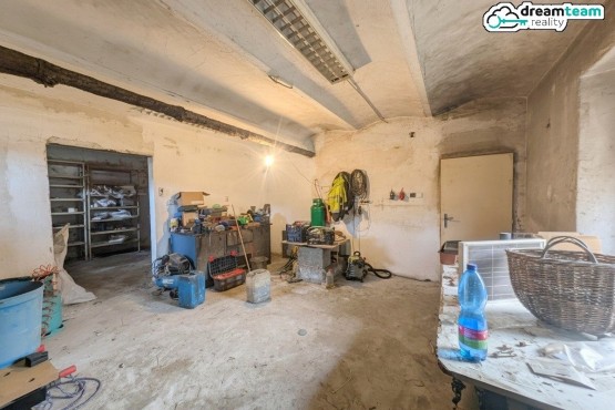 velké úložné prostory ve sklepě