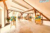 2 Světlý a prostorný půdní ateliér s odhalenými dřevěnými trámy
