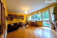 1 Světlý obývací pokoj s jídelnou a výstupem na balkon