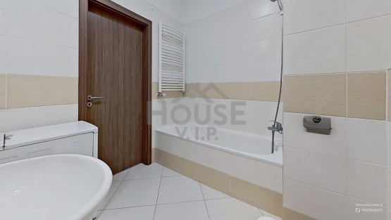 Bathroom-Defurnished (2)