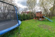 trampolína a domeček